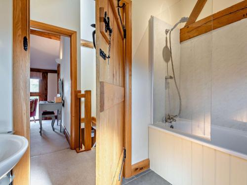 Et badeværelse på 3 Bed in Leominster 50513