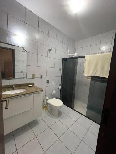 纳塔尔Casa em Cidade Verde - Nova Parnamirim的带淋浴、马桶和水槽的浴室