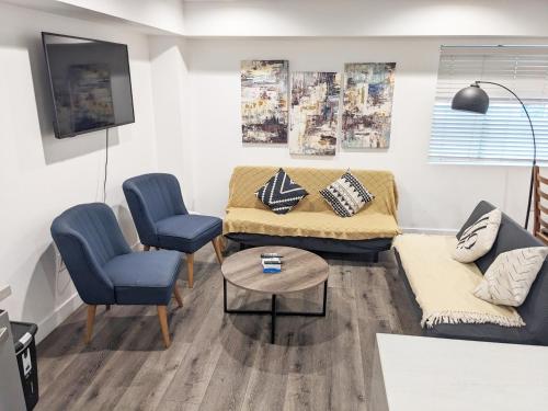 a living room with a couch and two chairs at Wonderful 3 Bedroom Home Perfect for Getaway in Los Angeles