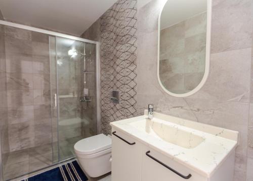 KharchaにあるAzra Suite By HolidayKeysの洗面台、シャワー、トイレ付きのバスルーム