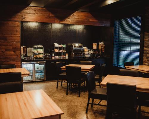 Khu vực lounge/bar tại Cobblestone Hotel & Suites - Ottumwa