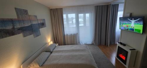 um quarto de hotel com uma cama e uma TV em StadtZentrum Apartment - Frei Parkplatz - Xbox em Chemnitz