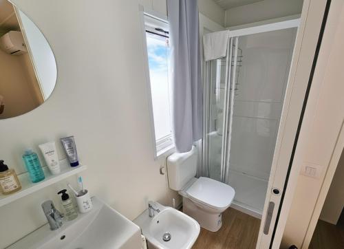 ein Badezimmer mit Toilette, Waschbecken und Dusche in der Unterkunft Bungalow e Mobilhome - Camper Park 2 in Rimini