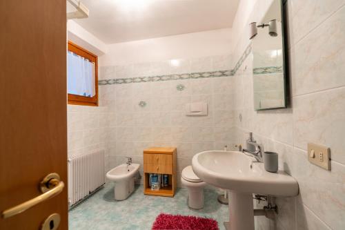 Ένα μπάνιο στο MountainHome Garage and Free Parking