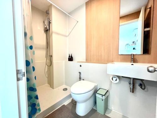 a bathroom with a toilet and a sink and a shower at 1BR Walk 1min to BTS 3min Mall Tapra WiFi 500MB in Bangkok