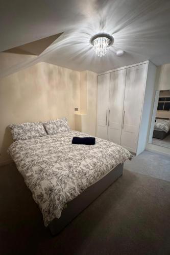 金塞尔3 Bedroom Apt in Kinsale City Centre, Cork的一间带床和吊灯的卧室