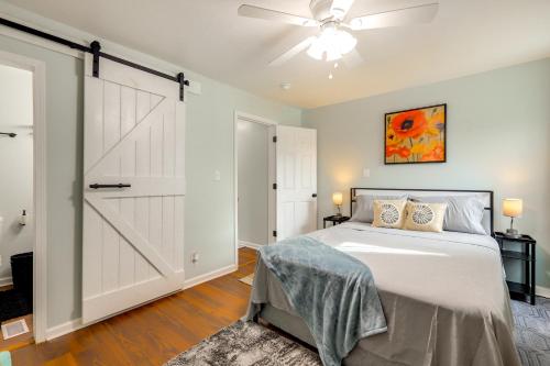 Giường trong phòng chung tại Lakefront Getaway with Dock and Views in Macon!