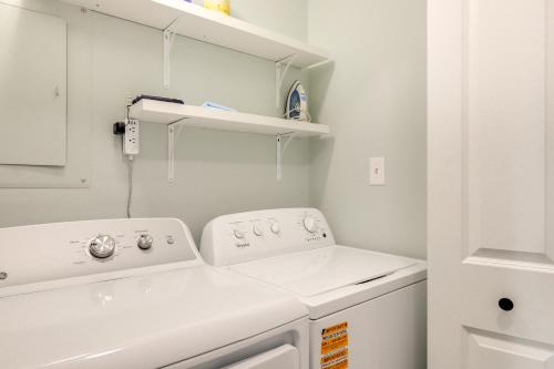 Ảnh trong thư viện ảnh của Lakefront Getaway with Dock and Views in Macon! ở Lakeview