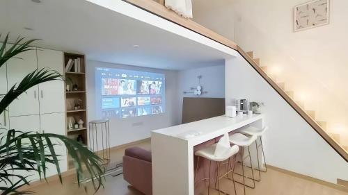 Una televisión o centro de entretenimiento en Shanghai Hills & Aromahome UrbanLuxe Family bnb close to Mid Huaihai rd