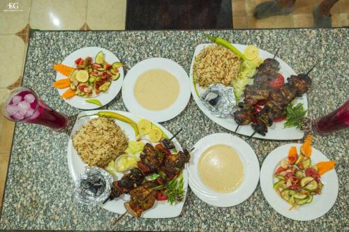 un grupo de platos de comida sobre una mesa en white dune camp, en Nuweiba‘ el Muzeinah