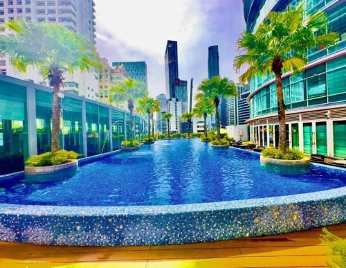 una grande piscina con palme in città di Vortex klcc luxury suits by MN a Kuala Lumpur