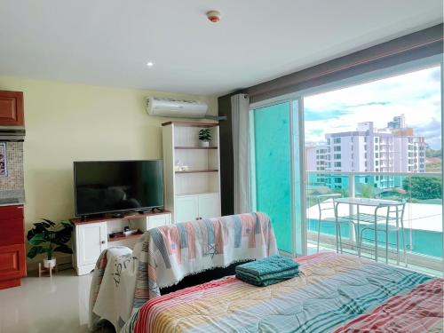 En eller flere senge i et værelse på Bangsaray Beach Condo B620 บางเสร่ บีช