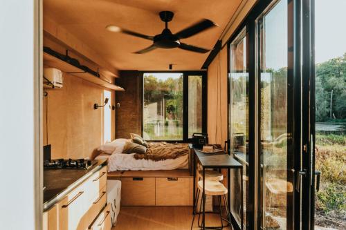 蒙托邦Parcel Fonneuve Les Crins的一间小房子,设有厨房和一张床