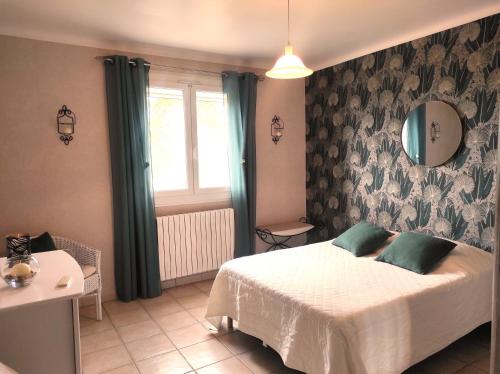 Ένα ή περισσότερα κρεβάτια σε δωμάτιο στο Maison au milieu des vignes