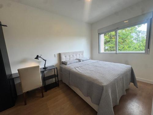 Una cama o camas en una habitación de AP Novo João Paulo Florianópolis