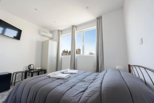 Postel nebo postele na pokoji v ubytování Liberal Gazi