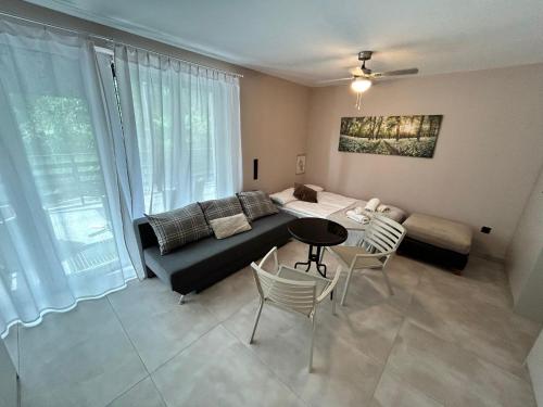 桑多梅日Domek Krucza的带沙发、桌子和椅子的客厅