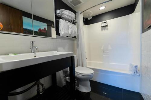 凤凰城The Clarendon Hotel & Spa, BW Signature Collection的带水槽和马桶的浴室