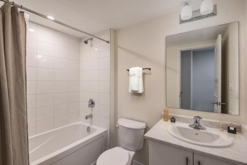 Un baño de Modern 2BR Townhouse, 3 Beds, Parking in Pickering