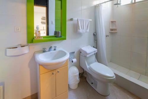 un bagno con lavandino, WC e doccia di Suite apartment 201 Playa Santa Marianita Manta by BRISAMAR a Manta