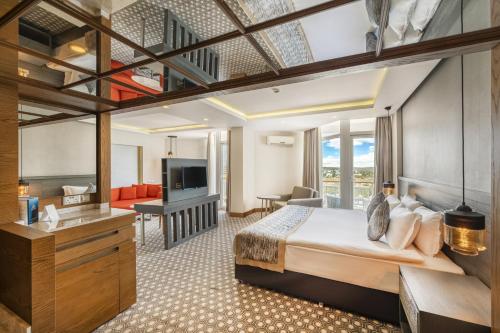 um quarto com uma cama grande e uma sala de estar em Salamis Bay Conti Hotel Resort & SPA & Casino em Famagusta
