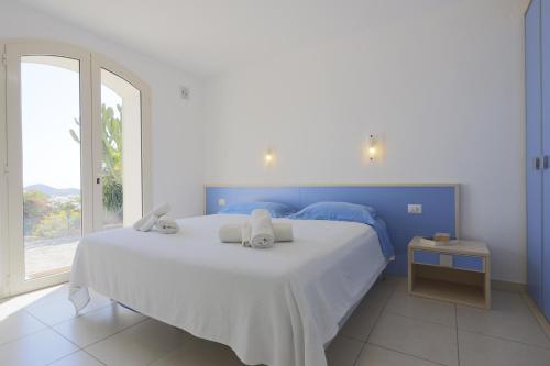 En eller flere senge i et værelse på Villa Paolo con piscina privata