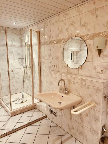 a bathroom with a sink and a shower at Pension Mimosa in Rust