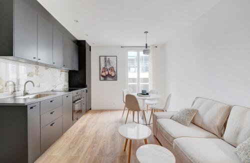a kitchen and living room with a couch and a table at Charmant T2 Alfortville in Alfortville