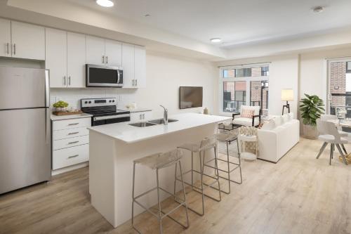 Una cocina o cocineta en Modern 2BR Townhouse, 3 Beds, Parking in Pickering