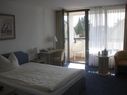 Ένα ή περισσότερα κρεβάτια σε δωμάτιο στο HAK Hotel am Klostersee