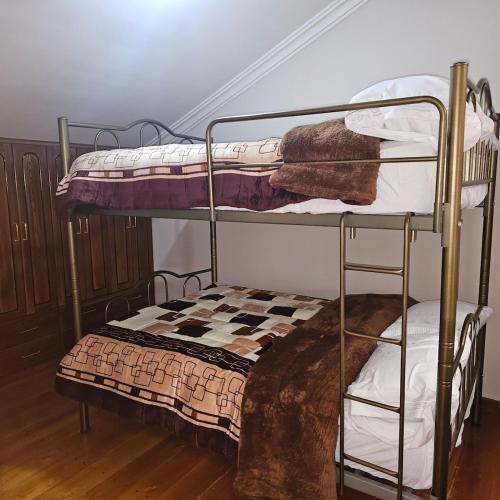 un paio di letti a castello in una stanza di Casa grande cerca de todo a Cuenca