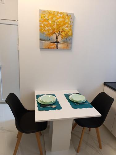 アランジェロヴァツにあるStudio Sanの白いテーブルと椅子2脚