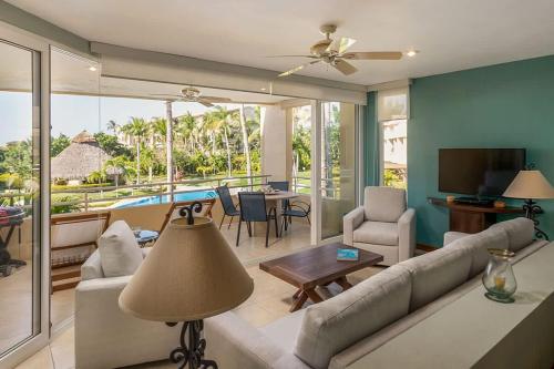 ein Wohnzimmer mit Sofa und Tisch in der Unterkunft Faro de Mita Luxury Beach Condo in Punta Mita