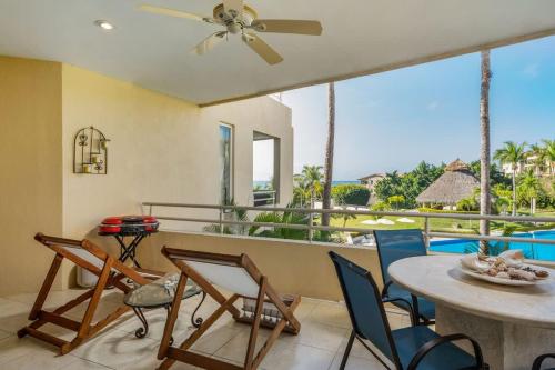 una sala da pranzo con tavolo e sedie di Faro de Mita Luxury Beach Condo a Punta Mita