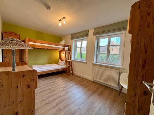 a room with two bunk beds and a desk at 108 qm EG-Fewo mit Garten - Grill - Westterrassen in Oevenum