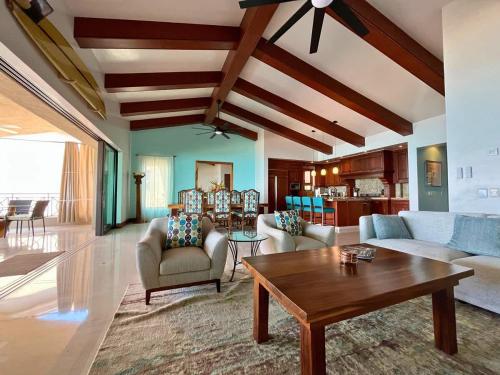 un soggiorno con divani e un tavolo di Luxury Oceanfront Penthouse Concierge Cook a Punta Mita