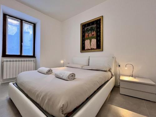 En eller flere senge i et værelse på Superior Apartment - Il Borgo - Private Garage