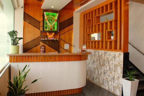 Un hombre sentado en un bar de un restaurante. en Mayuri Residency Attibele, en Bangalore