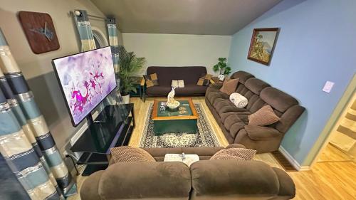 Waterfront 2-BR Cottage Retreat in Manitoulin Island في Kagawong: منظر علوي لغرفة المعيشة مع الأرائك