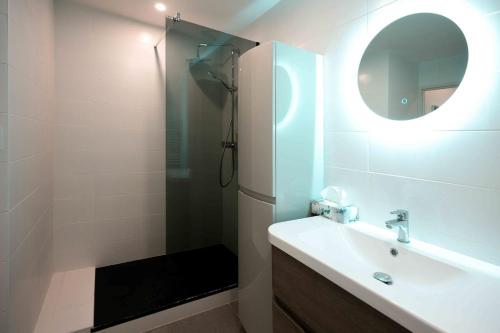 Ένα μπάνιο στο Magnifique 2 pièces en plein centre avec parking