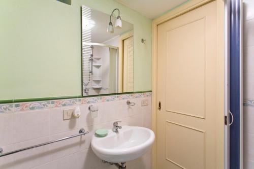 y baño con lavabo y espejo. en Le Scale Apartment, en Palermo