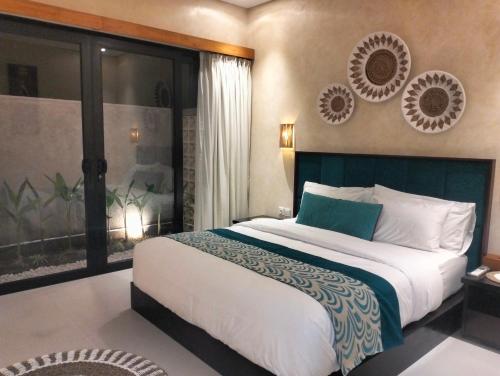 a bedroom with a large bed in a room at Villa Puri Mesari Amed in Amed