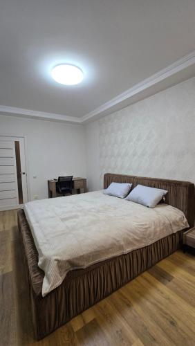 Ένα ή περισσότερα κρεβάτια σε δωμάτιο στο Однокімнатні апартаменти з безперебійною електрикою