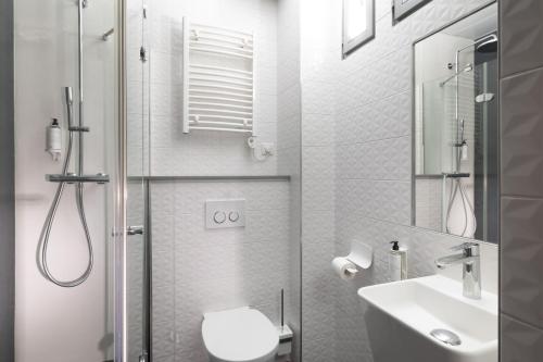 Un baño con ducha, inodoro y lavabo. en Palym, en París