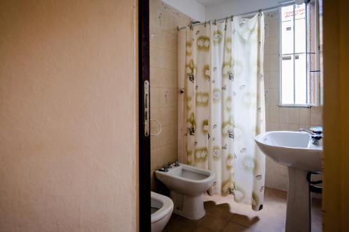 een badkamer met toilet en wastafel bij Carlos Paz Departamentos in Villa Carlos Paz