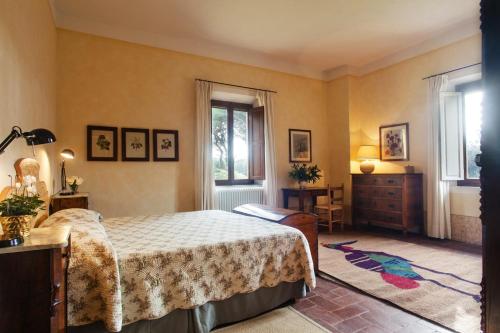 ein Schlafzimmer mit einem Bett und einem Fenster in der Unterkunft Casale Pino in Migliarino