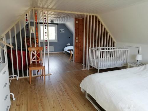una camera con un letto bianco e una culla di Kråkeskogsgården, nature in town a Osby