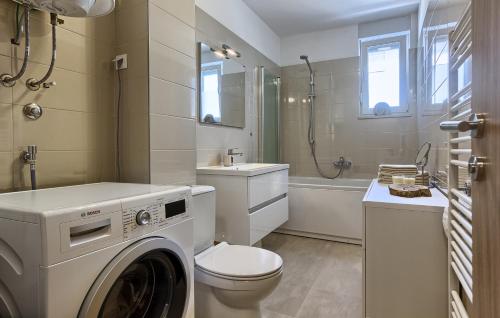 uma casa de banho branca com uma máquina de lavar roupa em Seaside Apartments em Split