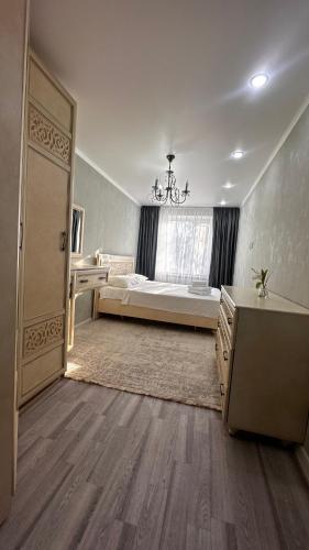 Un dormitorio grande con una cama y una ventana. en Люкс 2х комнатная квартира, en Taraz