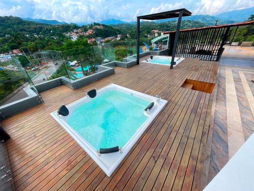 Cảnh núi rừng hoặc tầm nhìn ra núi từ căn hộ